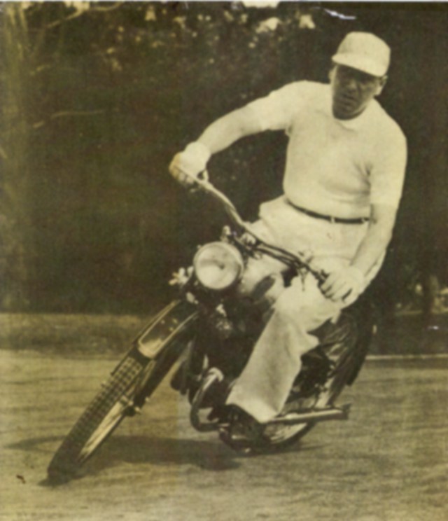 Perón prueba la primera serie de la moto Puma