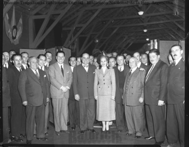Perón y Evita durante el agasajo a una delegación de legisladores mendocinos; entre los asistentes se encuentra John William Cooke. Olivos - Fuente: Biblioteca Digital Trapalanda de la Biblioteca Nacional